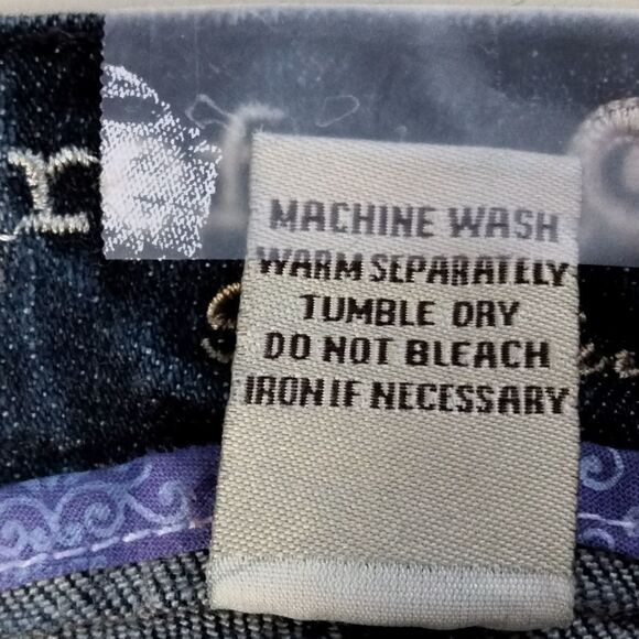 "Refugeā
Premium"āwoman'sĀ jeanā
shorts - Picture 8 of 9